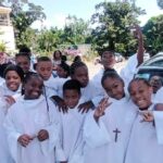 Rencontre de Mgr Guiougou avec les servants d'autel de - de 13ans à Prise d'eau