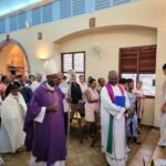 Terre-de-Bas : Mgr Philippe GUIOUGOU appelle les fidèles à constituer une communauté de pierres vivantes
